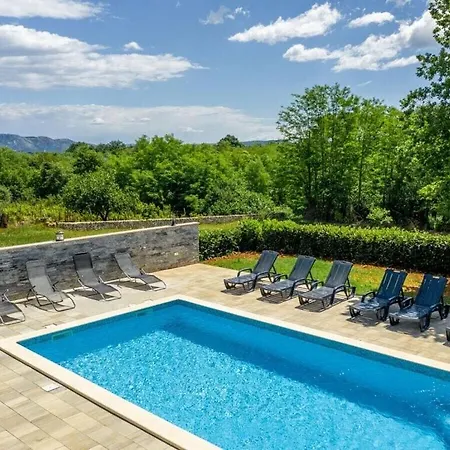 Eden With Private Pool Vila *